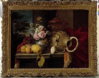 Stilleven met boeket, fruit, vaas en rode stof