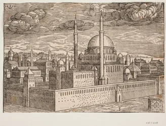 Moskee, met twee minaretten, gezien vanuit het noordwesten; aan de andere kant van het water is Galata te zien. In de rechterbenedenhoek is een kubusvormige steen, waarop een vierkant geometrisch figuur is geëtst, een figuur die vermoedelijk weergeeft