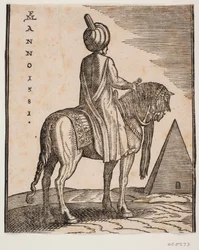 Ruiter met tulband, ongewapend, schuin van achteren gezien; rechts op de achtergrond een piramide