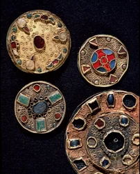 Archeologie van de Middeleeuwen. Barbaarse kunst van Gallië: fibulae, van het Latijnse fibula, dat bevestiging betekent, in goud- en zilverfiligraanwerk, polychrome stijl. Frankrijk, Merovingische periode, 6e-7e eeuw. Straatsburg, Archeologisch Museum van