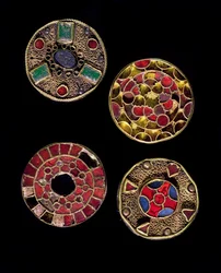 Archeologie van de middeleeuwen. Barbaarse kunst van Gallië: fibulae, van het Latijnse fibula, dat bevestiging betekent, in goud- en zilverfiligraanwerk, polychrome stijl. Frankrijk, Merovingische periode, 6e-7e eeuw. Straatsburg, Musée d