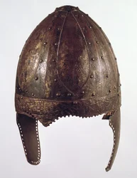 Helm, uit Vézeronce (koper en ijzer)
