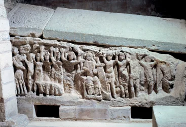 Merovingische kunst: bas-reliëfs van het graf van Agilbert (7e eeuw), bisschop van Parijs. Stenen grafmonument. Abdij van Jouarre (Seine-et-Marne)