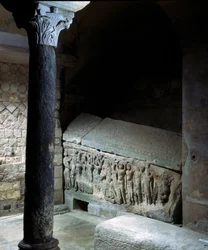 Merovingische kunst: graf van Agilbert (7e eeuw), bisschop van Parijs. Stenen grafmonument. Abdij van Jouarre (Seine-et-Marne).