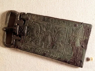 Merovingische kunst: bronzen riemgesp uit het Bourgondische koninkrijk (barbaars volk), met Daniël in de leeuwenkuil. 550-626. Uit Franche-Comté. Nationaal Archeologisch Museum, Saint-Germain-en-Laye