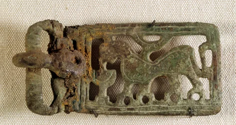 Merovingische kunst: riemgesp met een voorstelling van een fabeldier. Gallië, 6e eeuw. Nationaal Archeologisch Museum, Saint-Germain-en-Laye