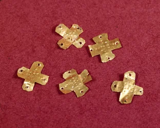 Merovingische kunst: kleine gouden kruisen. 6e eeuw. Nationaal Archeologisch Museum, Saint-Germain-en-Laye
