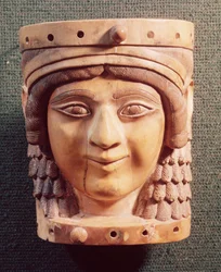 Hoofd van een vrouw, genaamd de Dame van de put of de Mona Lisa van Nimrud, uit het paleis van Salmanasser III, 1400-612 v.Chr.