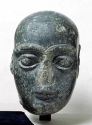 Hoofd van een man, bekend als Gudea met geschoren hoofd, uit Telloh (Oud Girsu) Neo-Sumerisch, c.2120 v.Chr.