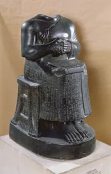 Hoofdloze standbeeld van Prins Gudea als architect, uit Telloh (oud Gersu)