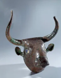 Mesopotamië: Koperen stierenkop (meubelstuk of harp). Sumerische periode. 2500 v.Chr. uit Tello