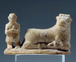 Mesopotamië: offeren van een stier aan een godheid. Statuette van kalksteen. Uit Sumer, Zuid-Mesopotamië. 2500-2400 v.Chr. Parijs, Louvre Museum