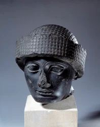 Mesopotamië: hoofd in dioriet zonder inscriptie van Gudea, gouverneur van de stad Lagash. Ca. 2120 v.Chr. Neo-Sumerische periode