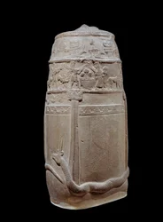 Mesopotamië: kudurru in onvoltooide kalksteen (stèle die werd gebruikt als drager voor landschenkingen van de Kassitische heersers van Babylon aan familieleden of hoge waardigheidsbekleders). De inscriptie is in spijkerschrift. De tekst is een verslag van