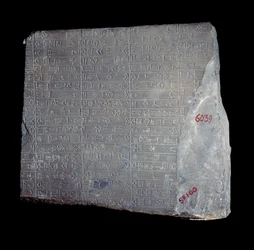 Mesopotamië: kalkstenen stèle met inscripties in Akkadisch ter herdenking van het werk ter ere van de god Inshushinak