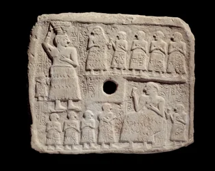 Mesopotamië: laag reliëf in kalksteen van Ur-Nanshe, koning van Lagash. Sumerische periode. Uit Tello, Parijs, Musée du Louvre - Herdenkingsreliëf voor de bouw van een religieus gebouw door Ur-Nanshe, koning van Lagash