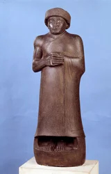 Mesopotamië: diorieten beeld zonder inscriptie van Gudea, gouverneur van de stad Lagash. Omstreeks 2150 v.Chr. Neo-Sumerische periode (ca. 2150-2000 v.Chr.). Afm. 1,07 x 1,36 m. Parijs, Louvre Museum