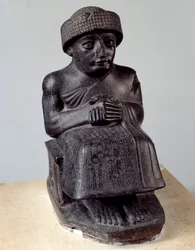 Mesopotamië: standbeeld van de god Ningishzida dat Gudea zittend voorstelt, prins van Lagash. Neo-Sumerische periode (ca. 2150-2000 v.Chr.). Parijs, Louvre Museum