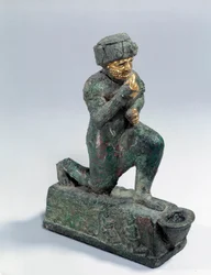 Mesopotamië: Beeldje in zilver, brons en goud van knielende aanbidder, ex-voto opgedragen aan de god Amurru voor het leven van Hammurabi. 1800 v.Chr. Uit de Larsa-site