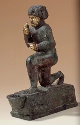 Mesopotamië: Statuette in zilver, brons en goud van knielende aanbidder, ex-voto opgedragen aan de god Amurru voor het leven van Hammurabi. 1800 v.Chr. Van de Larsa-site. Parijs, Louvre Museum