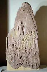 Mesopotamië: stèle van rode zandsteen van de overwinning van Naram-Sin. Akkadische periode (rond 2350-2200 v.Chr.). Uit Akkad. Parijs, Louvre Museum