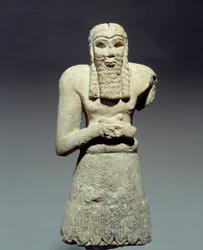 Oosterse antiquiteiten: kalkstenen beeldje van een orant gewijd aan Prins Ginak. Mesopotamië. 2750 v.Chr. Parijs, Louvre Museum