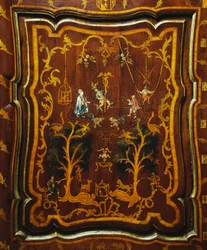 Rococo stijl houten linnenkast met polychrome inleg en voet, Koloniale periode