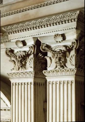 Allegorie van Dag en Nacht: detail van de zuilen en kapitelen. Mausoleum van Giuliano de Medici. Marmeren sculptuur