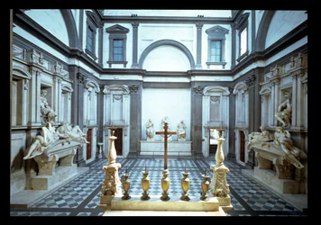 Uitzicht op het interieur ontworpen door Michelangelo Buonarroti (1475-1564) met de Medici graven van Lorenzo, Hertog van Urbino (1492-1519) (l) en Giuliano, Hertog van Nemours (1479-1516) (r), 1520-24 en 1530