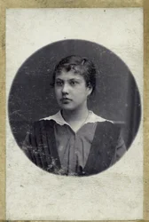 Vintage portret van een jong meisje. De foto is gemaakt rond 1914 jaar (foto)