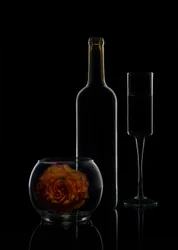 Elegante wijn en roos
