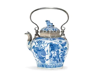 Blauwe en witte theepot en deksel