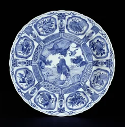 Blauw-witte kraak schaal beschilderd met Li Tiegvai die de zee oversteekt op een dubbele kalebas, Wanli periode, 1594-1610 (porselein)