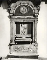Monument voor Graaf Ugo (gest.1001) Markgraaf van Toscane