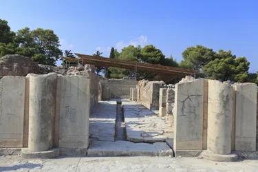 Minoïsche archeologische site van Phaistos. Poort van de noordelijke vleugel die uitkomt op de centrale binnenplaats. De noordelijke vleugel is de belangrijkste vleugel van het paleis omdat wordt aangenomen dat hier de 