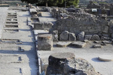 Minoïsche archeologische site van Phaistos. Algemeen zicht op de heiligdommen van de westelijke vleugel langs de centrale binnenplaats vanuit de noordelijke vleugel. Er waren twee soorten heiligdommen: 