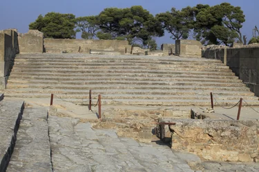 Minoïsche archeologische site van Phaistos. Trap die begint in de westelijke binnenplaats en leidt naar de Propylaea, de belangrijkste en meest indrukwekkende ingang van het nieuwe paleis en trappen die de zitplaatsen vormden van het theatrale gebied, gebr