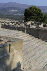 Minoïsche archeologische site van Phaistos. Trap die begint in het westelijke hof en leidt naar de Propylaea, de belangrijkste en meest indrukwekkende ingang van het nieuwe paleis (1700-1450 v.Chr.). Phaistos, Kreta