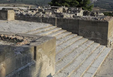 Minoïsche archeologische site van Phaistos. Trap die begint in het westelijke hof en leidt naar de Propylaea, de belangrijkste en meest indrukwekkende ingang van het nieuwe paleis (1700-1450 v.Chr.). Phaistos, Kreta