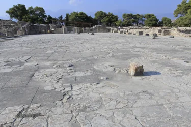 Minoïsch archeologisch terrein van Phaistos. De centrale binnenplaats, een basis architectonisch element van het Minoïsche paleis. Het is een kern waar de verschillende vleugels omheen zijn geplaatst. Deze centrale binnenplaats werd gebouwd in de tijd van 