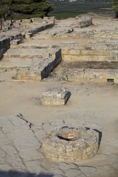Minoïsche archeologische site van Phaistos. Uitzicht over het Noordoostelijke Complex. Complex van vier kamers direct grenzend aan het oude paleis. Deze kamers werden gebruikt om waardevolle rituele vaten op te slaan. De beroemde 