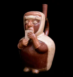 Precolumbiaanse kunst, Mochic beschaving: antropomorfe vaas die een personage voorstelt dat Antara speelt, een fluit van de Andes. 200 v.Chr.-700 na Chr.