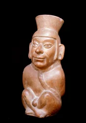 Precolumbiaanse kunst, Moche-beschaving (Moche, Mochica): antropomorfe terracotta fles die een gevangene vóór zijn offer voorstelt (hij draagt een touw om zijn hals en heeft zijn handen op zijn rug gebonden). 200 v.Chr.-700 n.Chr. Lima, Nationaal Museum