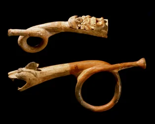 Precolumbiaanse kunst, Mochica cultuur: terracotta trompetten. 200-500 n.Chr. Göteborg, Etnografisch Museum
