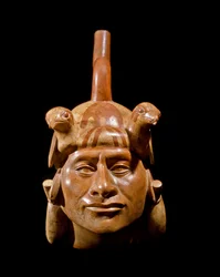Precolumbiaanse kunst, Mochecultuur (Mochica): antropomorfe vaas met het gezicht van een leider. 200 v.Chr.-700 n.Chr. Lima, Nationaal Museum voor Antropologie en Archeologie, Peru