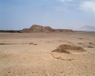 Uitzicht op de Mochicaanse bakstenen tempel