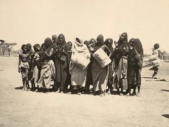 Het bouwen van een rijk in het fascistische tijdperk: kleurrijke groep moslimvrouwen, 09/05/1936