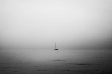 Eenzame zeilboot in de mist