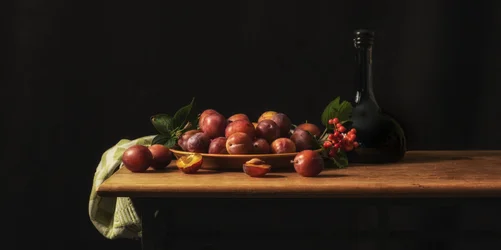 Oogst van donkere pruimen