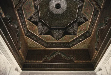 Kasbah van Thamiel glaoui, plafond detail (keramiek)